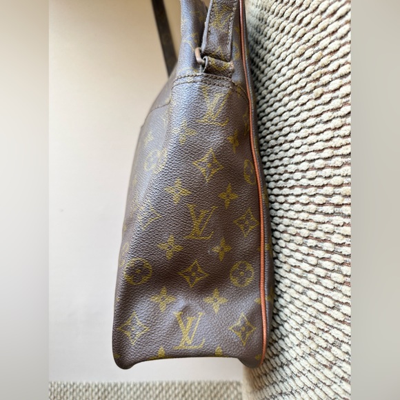Vintage authentic Louis Vuitton Crossbody Bag. - Picture 6 of 10